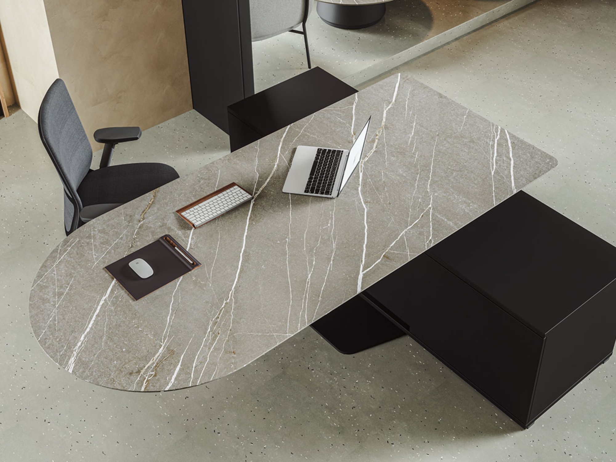 Actiu MENSSULA V4 Schreibtisch für das Management mit Sideboard und Tischplatte abgerundet mittig
