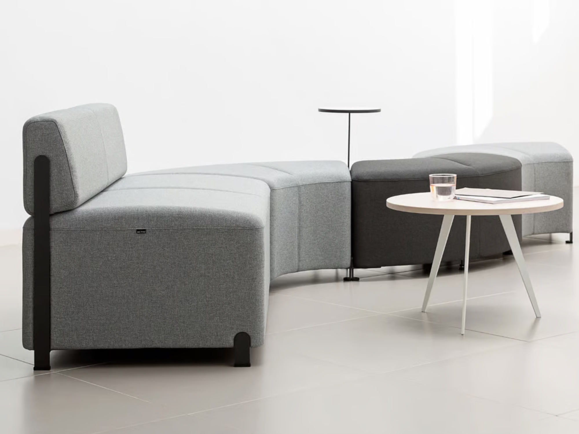 Actiu Bend Sitzlandschaft Loungesofa modular mit 5 cm Metall Fuß