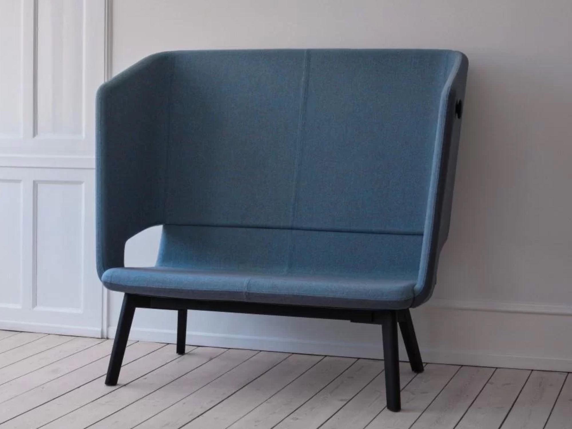 2-Sitzer Designsofa gepolstert mit Holzgestell schwarz