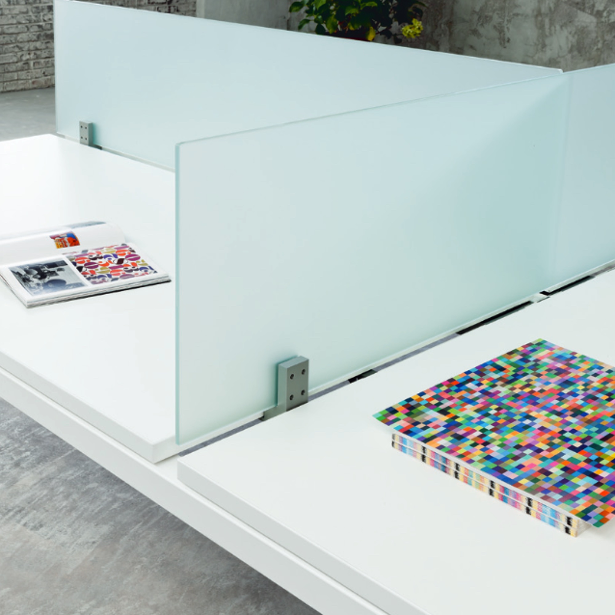frezza LINK 3er Bench Teamarbeitsplatz mit Screen aus Glas und Kabelwanne
