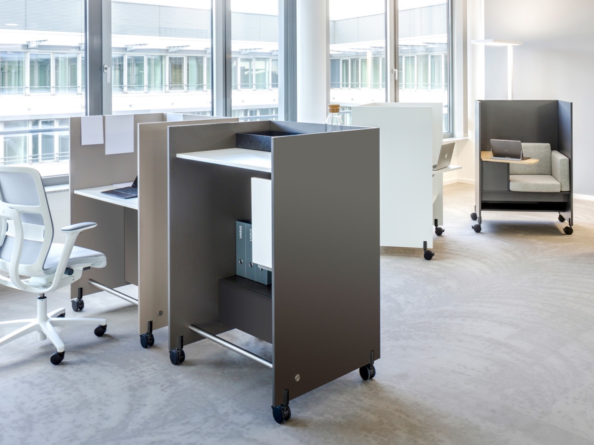 Steh-Arbeitsplatz Arbeitsbox auf Rollen zum Stehen