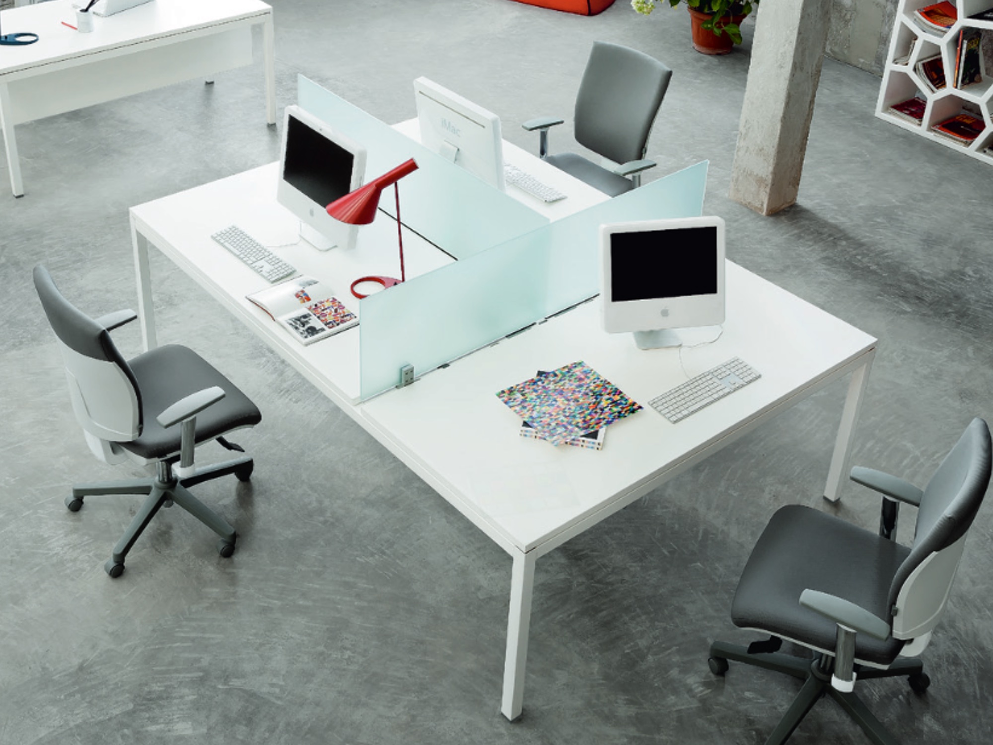 frezza LINK 3er Bench Teamarbeitsplatz mit Screen aus Glas und Kabelwanne