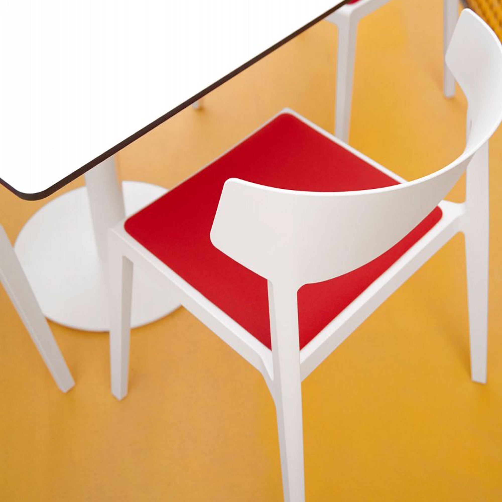 Actiu WING Stapelstuhl gepolstert